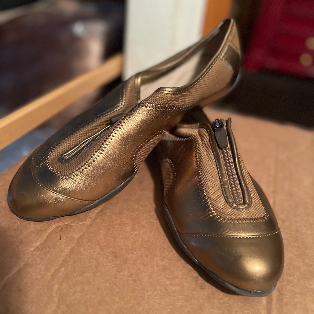 Ellen tracy leather flats